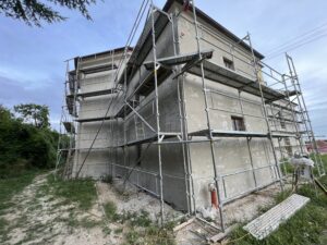 Nástřik penetrací před finální omítkou Kostel svatého Petra a Pavla Lovčice